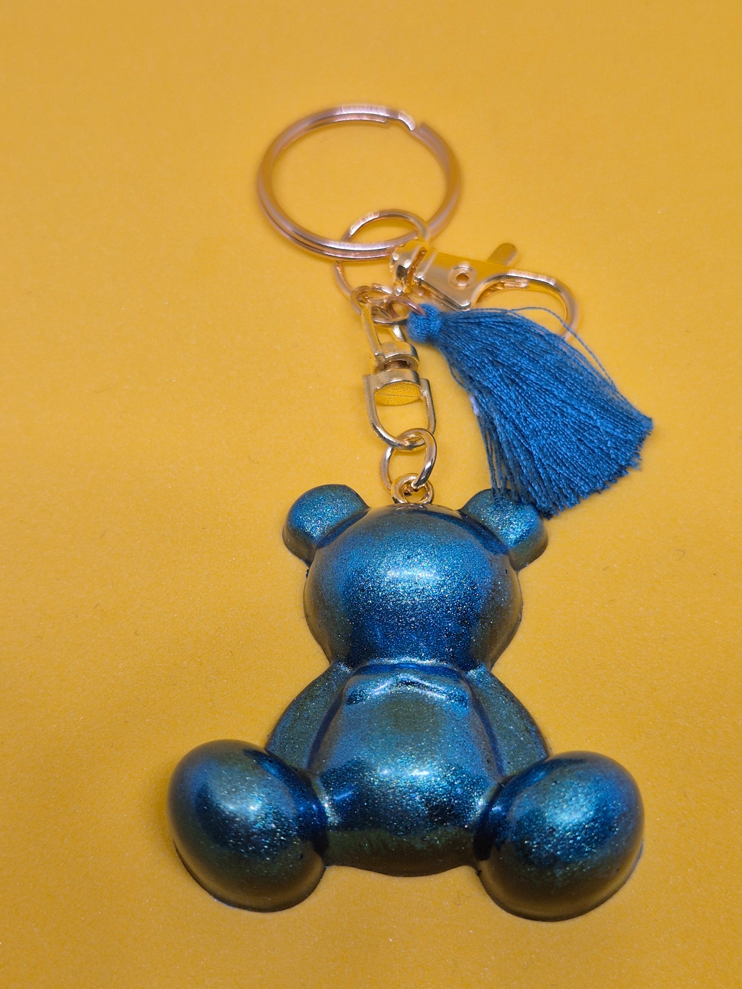 Llavero osito azul metalizado de resina epoxi con brillo y borla azul