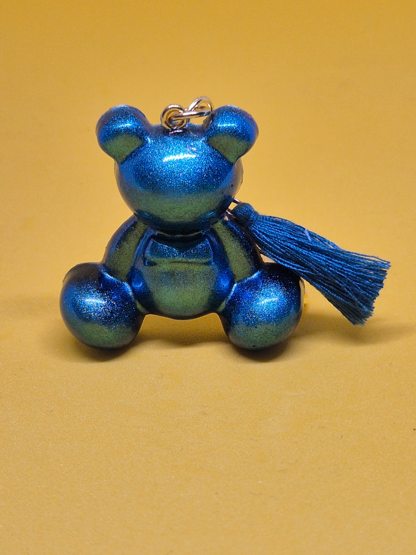 Llavero osito azul metalizado de resina epoxi con brillo y borla azul