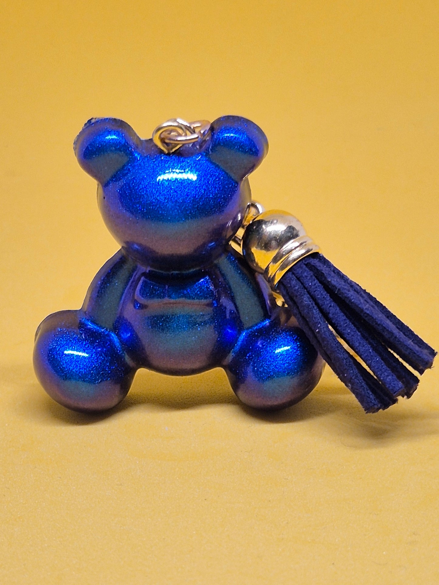 Llavero osito azul eléctrico de resina epoxi con brillo, borla azul marino y corazón metálico
