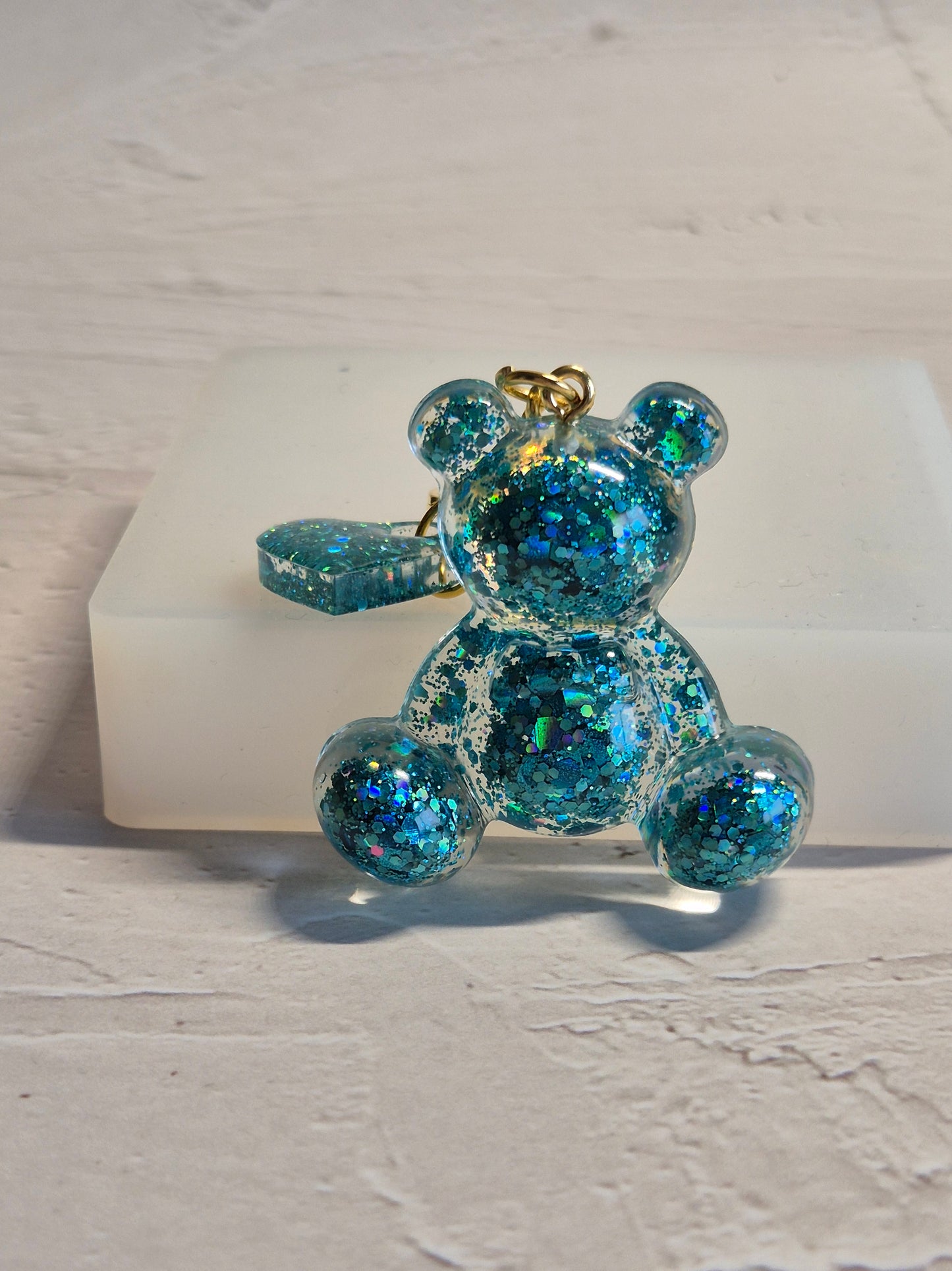 Llavero osito de resina epoxi azul turquesa transparente con brillo holográfico y corazón