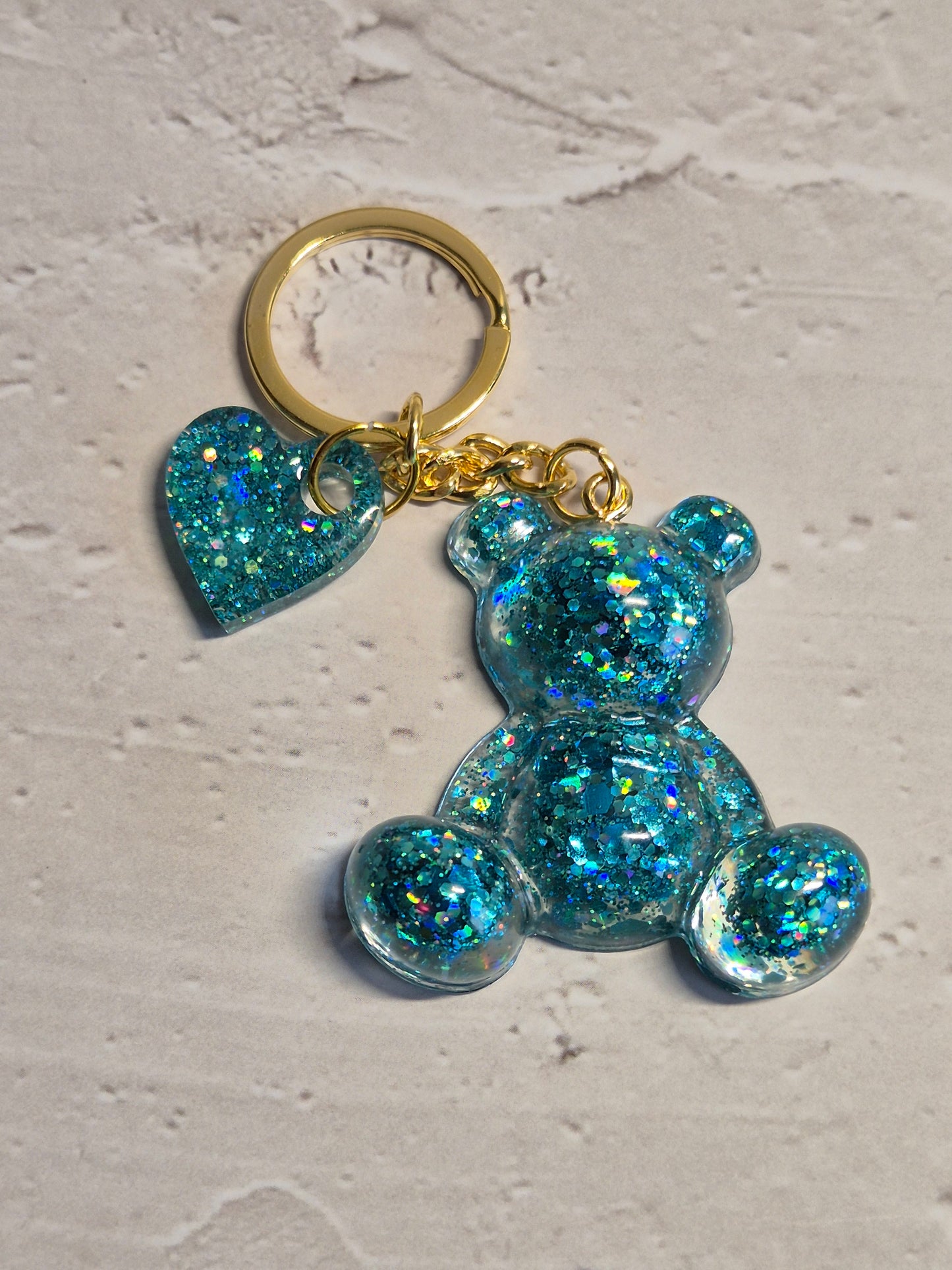 Llavero osito de resina epoxi azul turquesa transparente con brillo holográfico y corazón