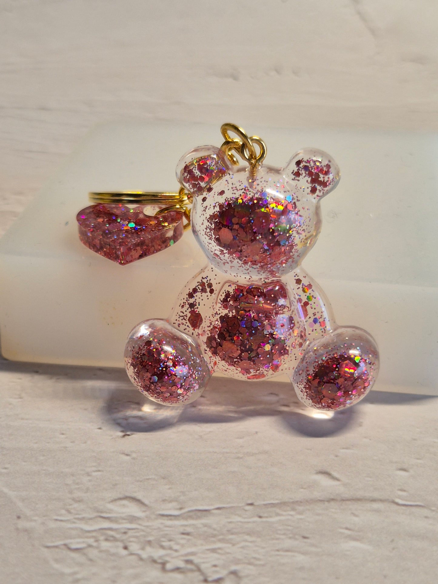 Llavero osito de resina epoxi rosa transparente con brillo holográfico y corazón