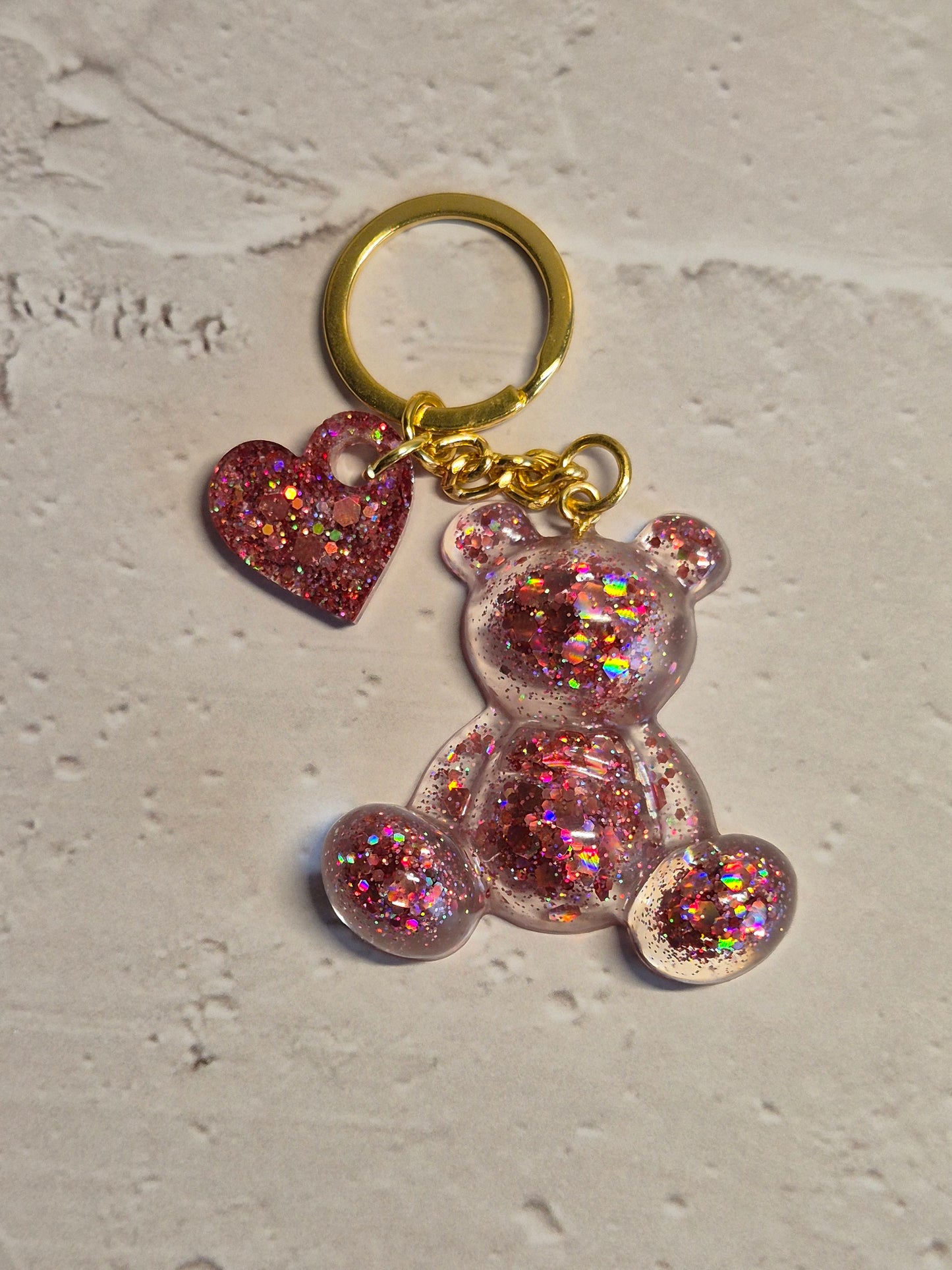 Llavero osito de resina epoxi rosa transparente con brillo holográfico y corazón