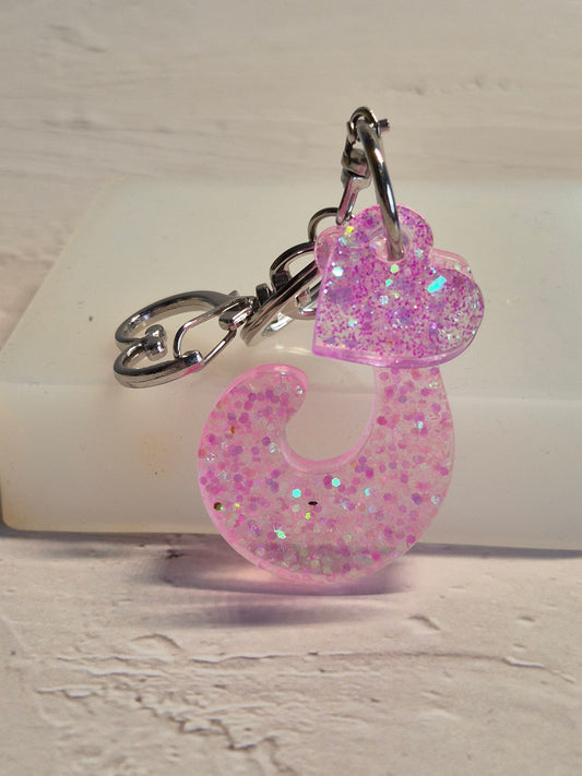 Llavero letra J de resina epoxi rosa transparente con brillo holográfico y corazón