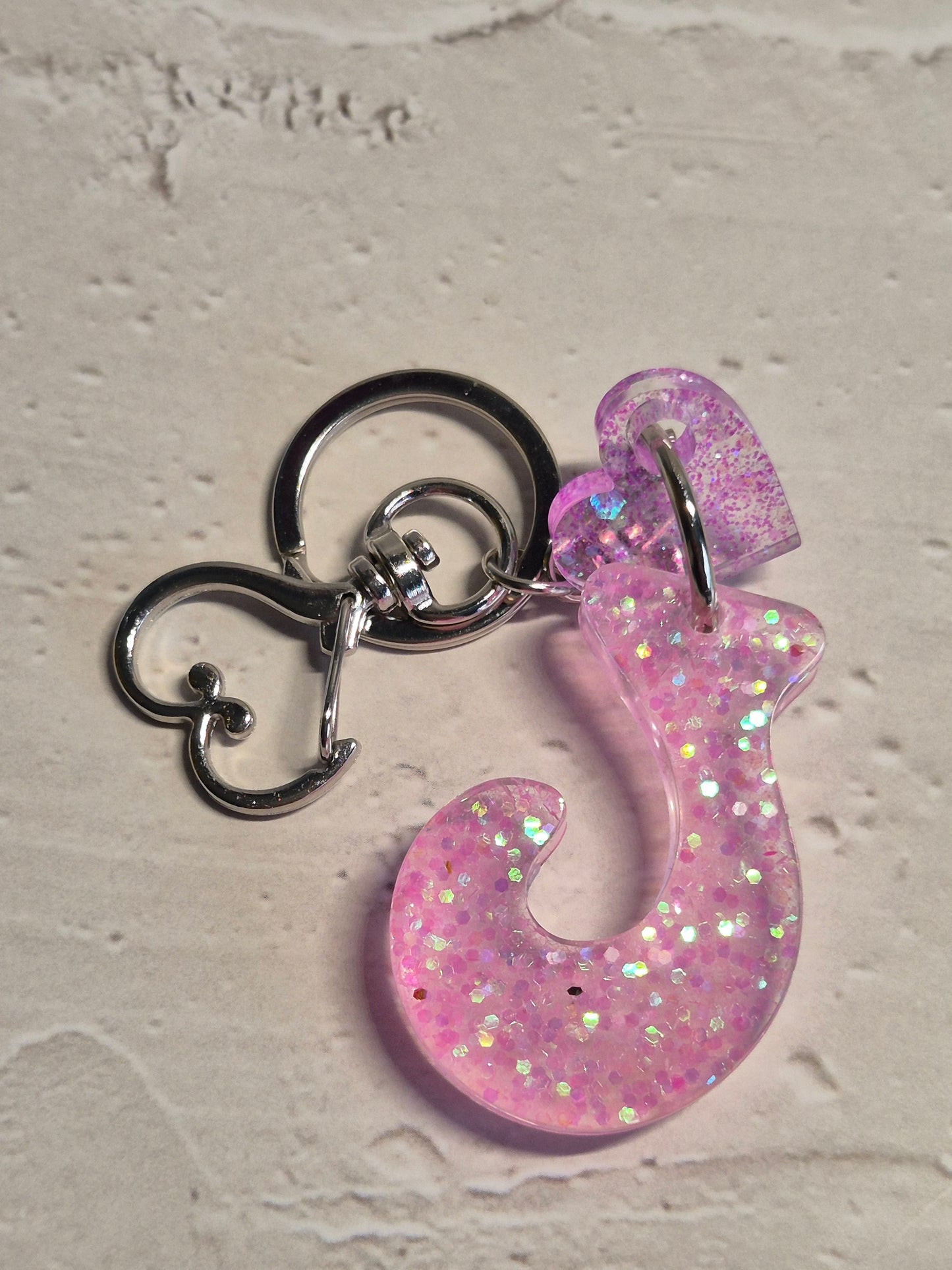 Llavero letra J de resina epoxi rosa transparente con brillo holográfico y corazón