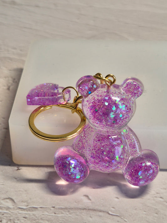 Llavero osito de resina epoxi rosa lila transparente con brillo holográfico y corazón