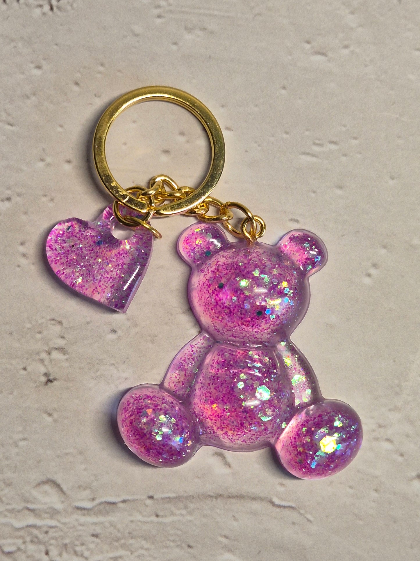 Llavero osito de resina epoxi rosa lila transparente con brillo holográfico y corazón