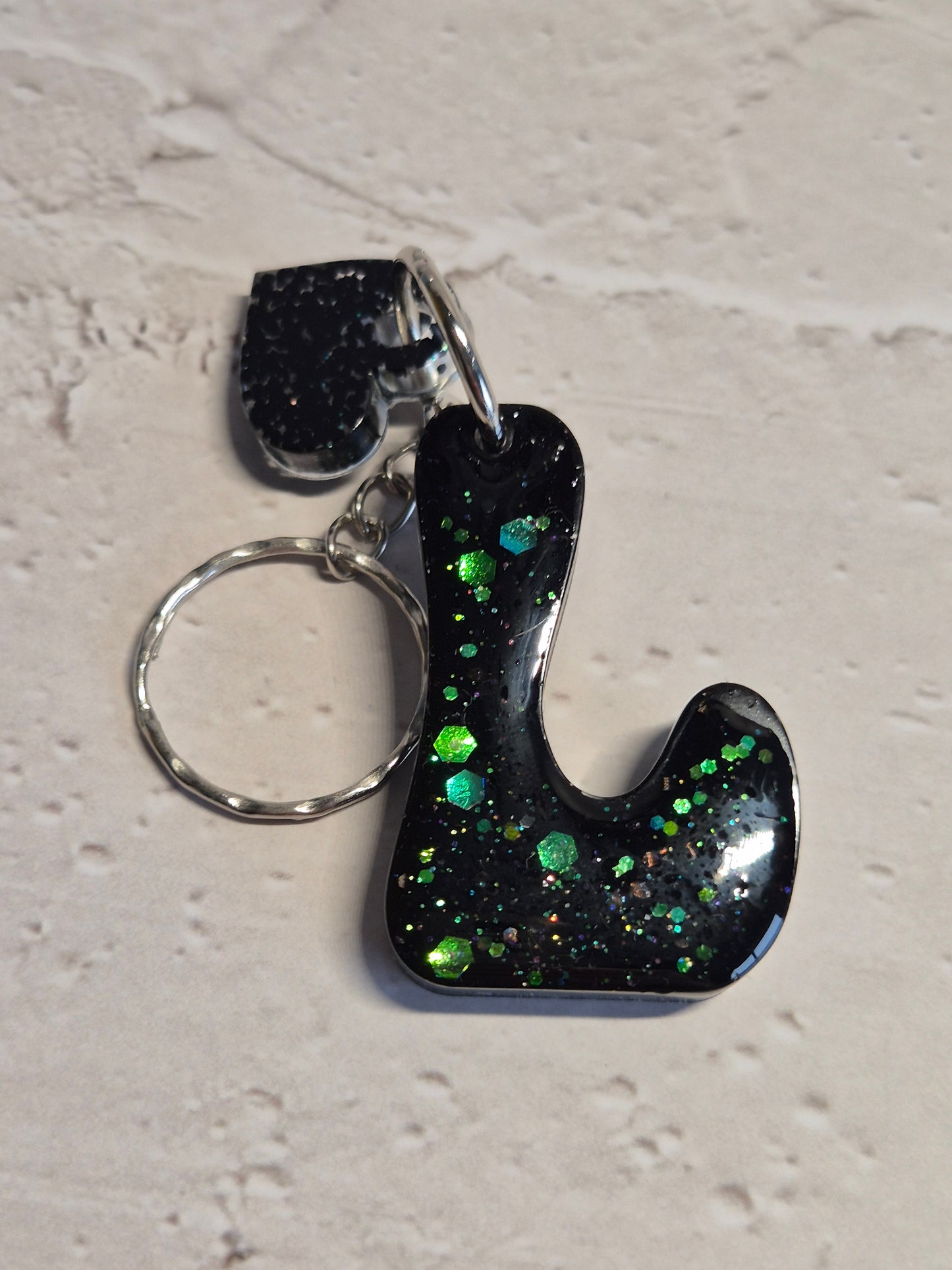 Llavero letra L de resina epoxi negra con brillo verde holográfico y corazón