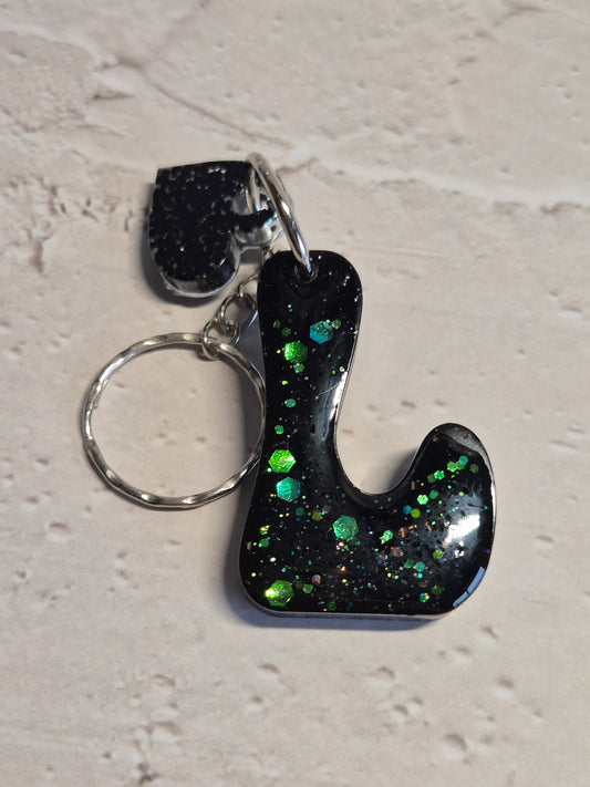 Llavero letra L de resina epoxi negra con brillo verde holográfico y corazón