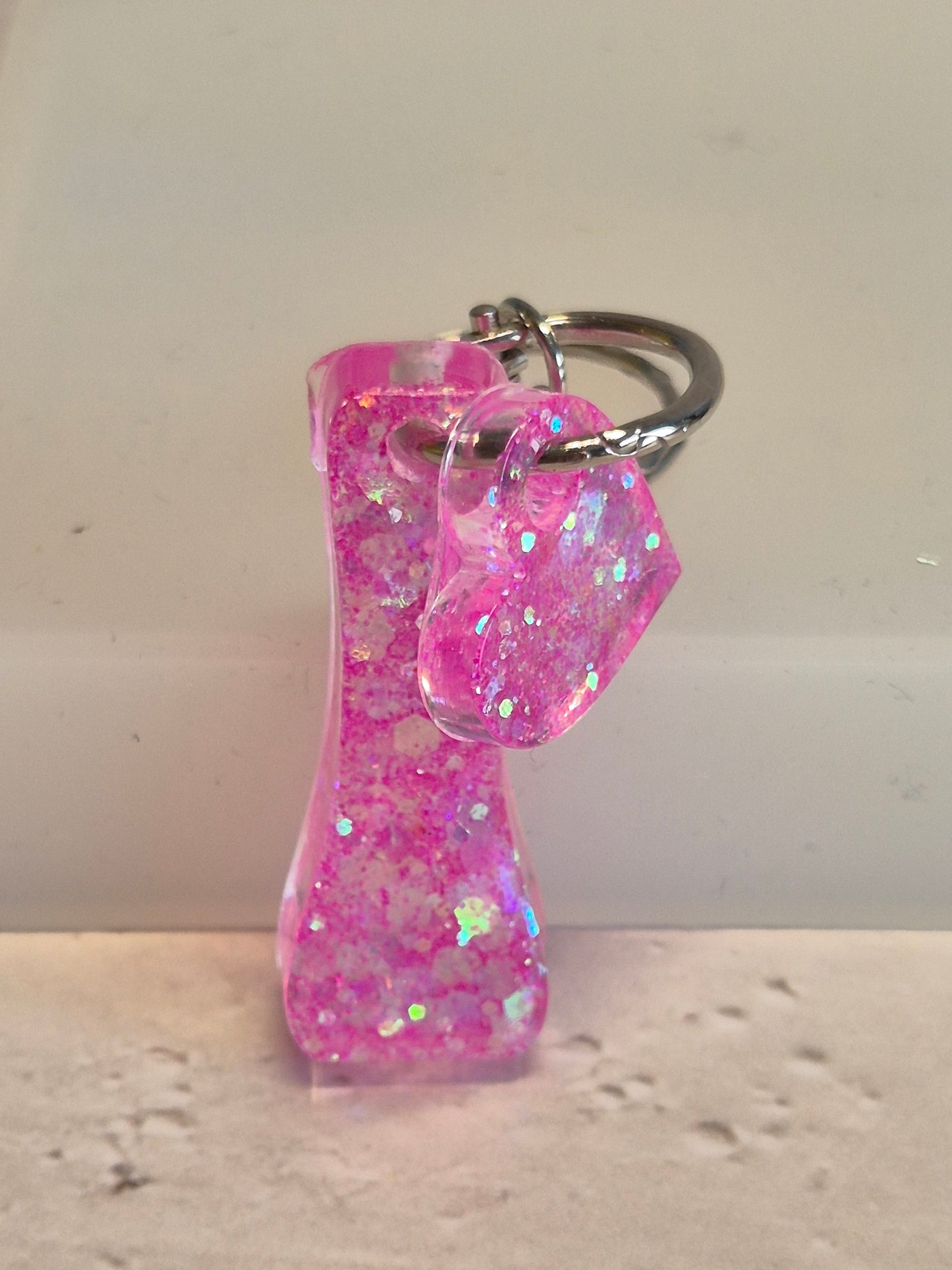 Llavero letra I de resina epoxi rosa transparente con brillo holográfico y corazón