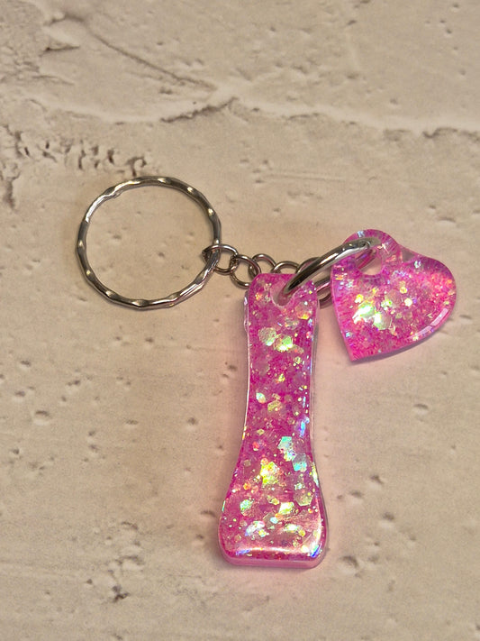 Llavero letra I de resina epoxi rosa transparente con brillo holográfico y corazón