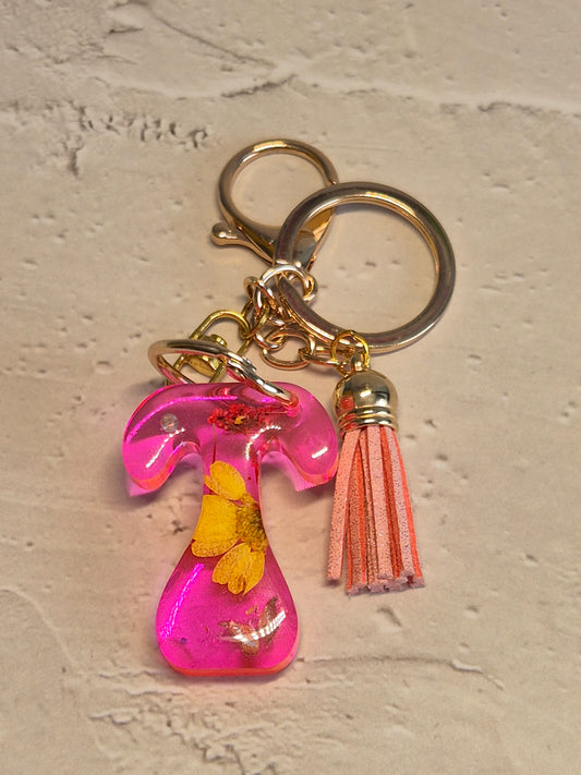 Llavero letra T de resina epoxi rosa transparente con flores secas y borla rosa