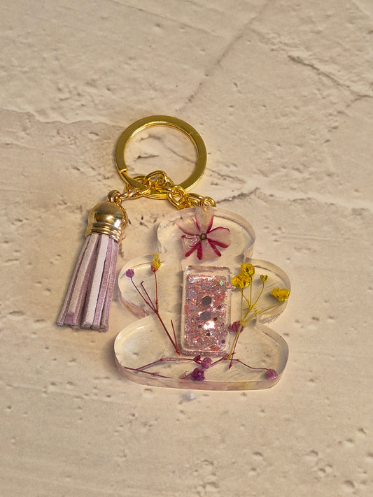 Llavero letra I floral de resina epoxi transparente con flores secas y borla lila