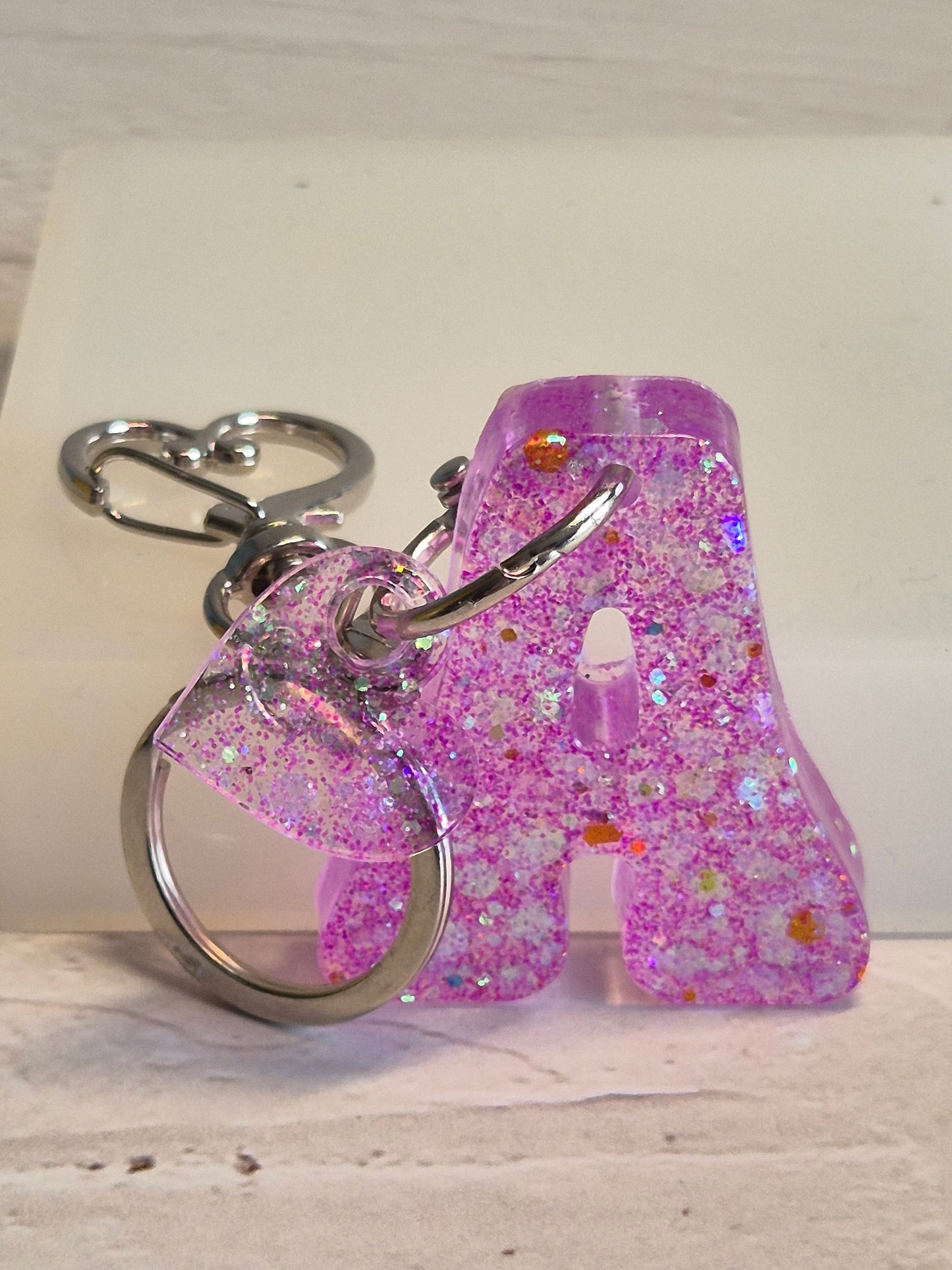 Llavero letra A rosa glitter de resina epoxi con corazón