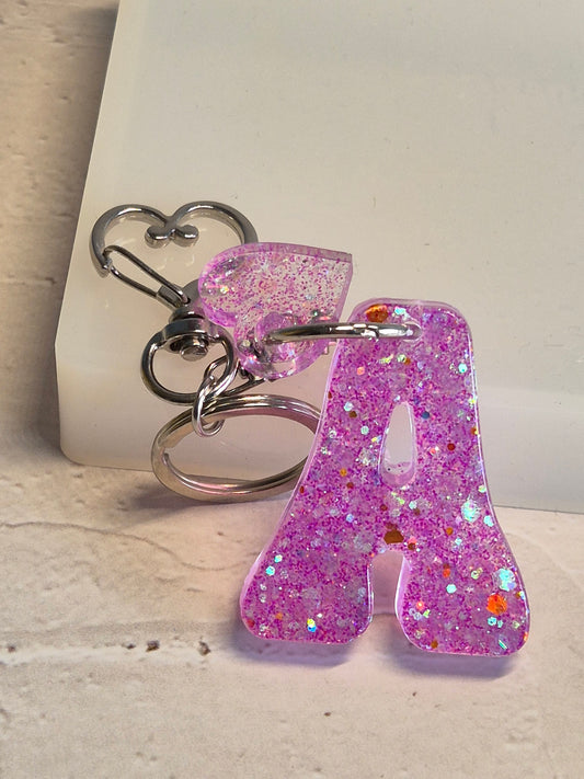 Llavero letra A rosa glitter de resina epoxi con corazón