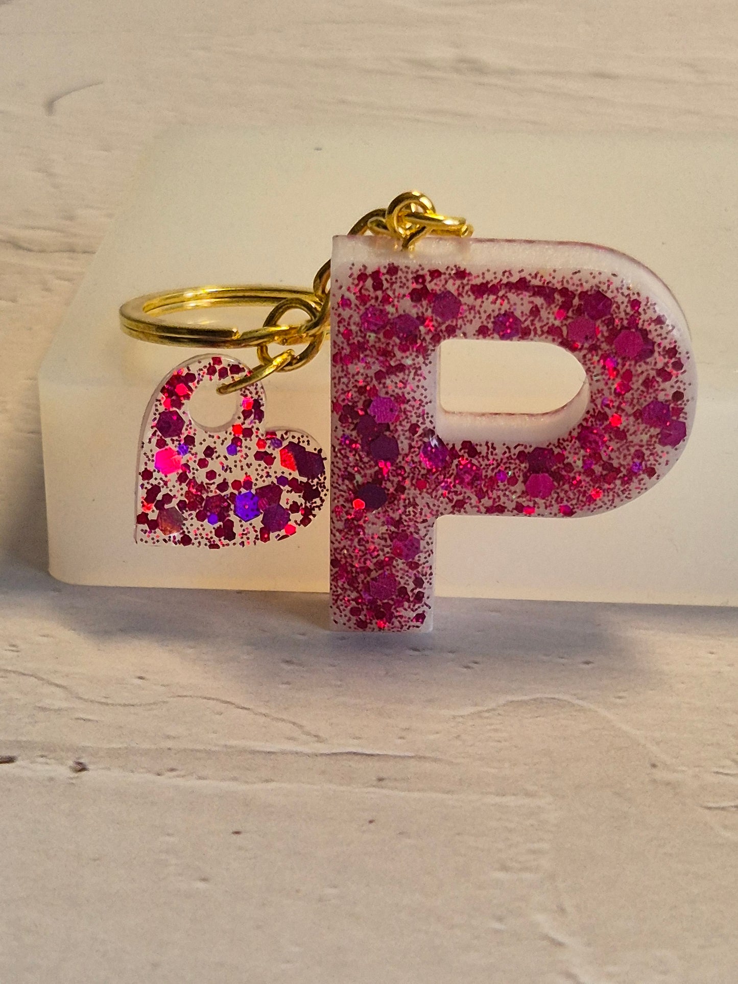 Llavero letra P de resina epoxi con glitter rosa y colgante de corazón