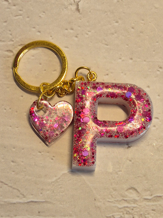 Llavero letra P de resina epoxi con glitter rosa y colgante de corazón