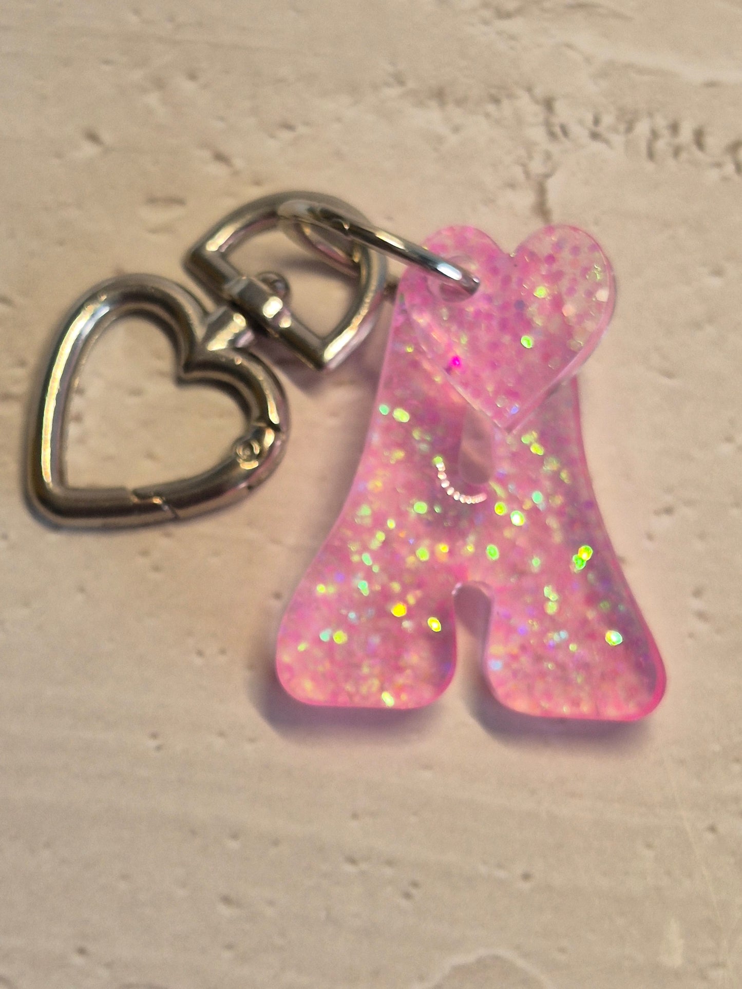 Llavero letra A de resina epoxi rosa con glitter y mosquetón corazón