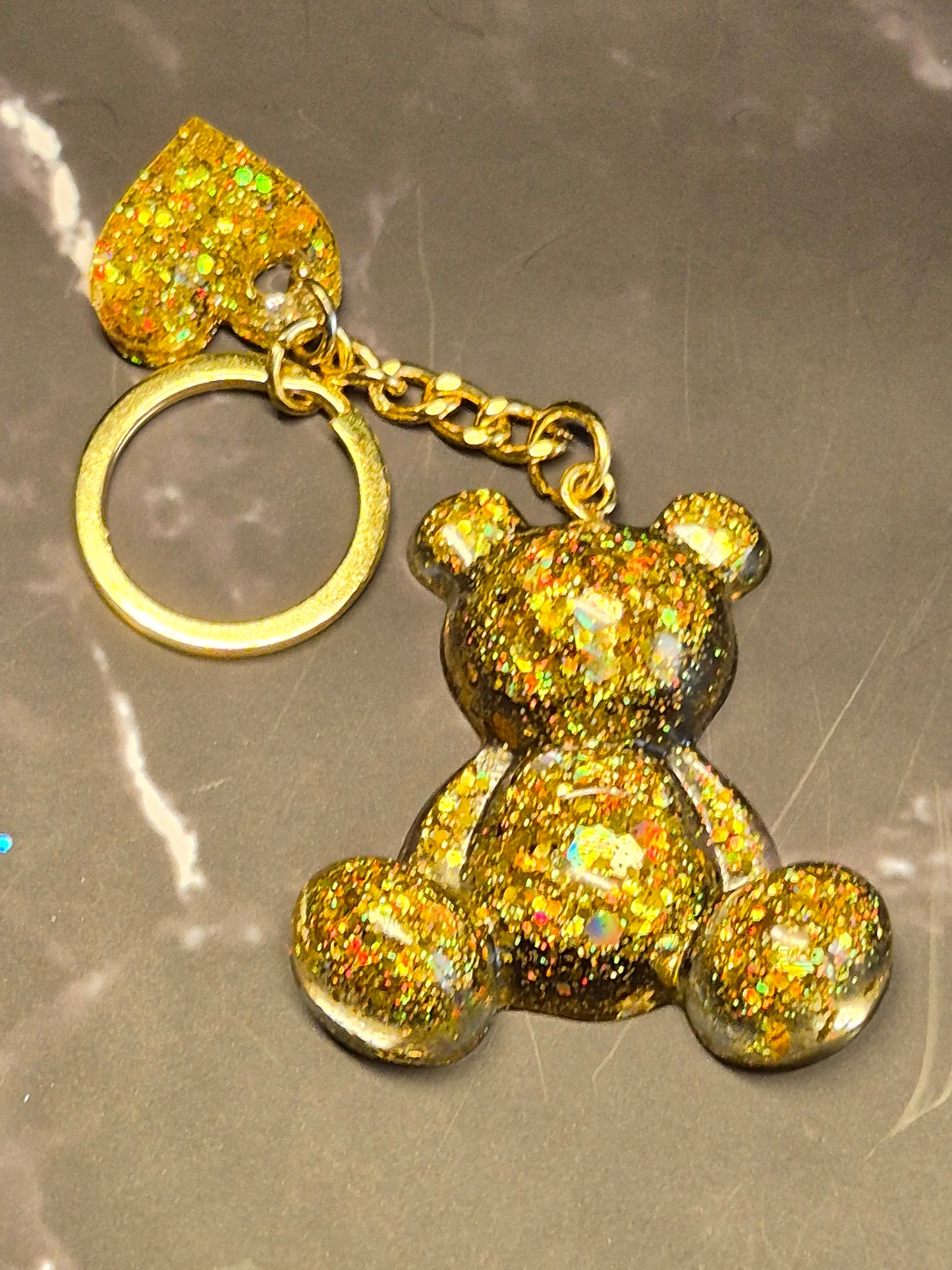 Llavero osito de resina epoxi dorado con glitter y colgante de corazón