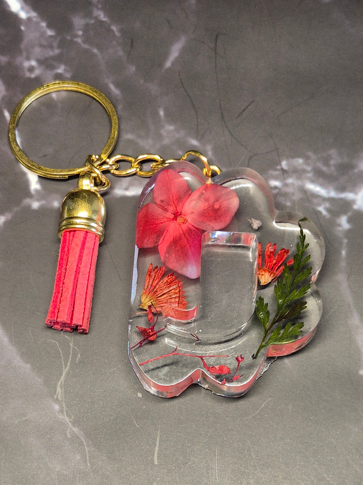 Llavero letra J de resina epoxi transparente con flores rojas y borla roja