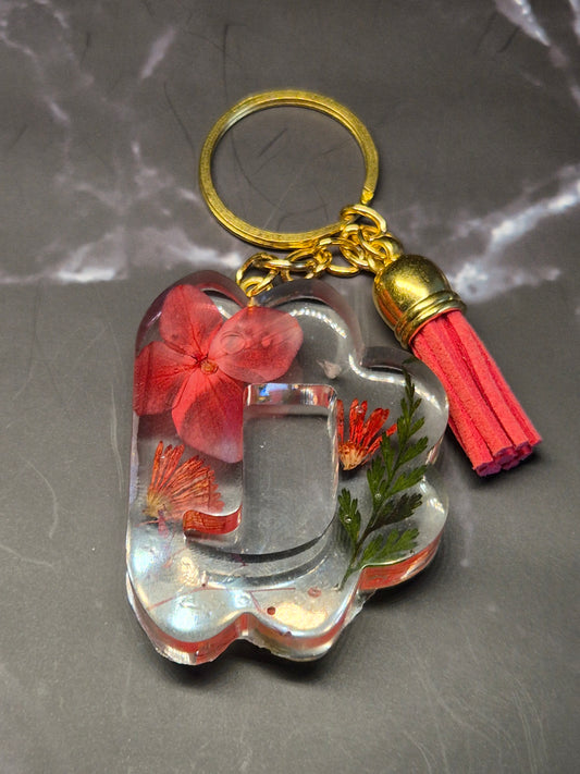 Llavero letra J de resina epoxi transparente con flores rojas y borla roja