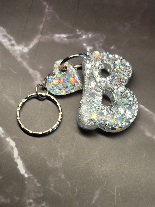 Llavero letra B de resina epoxi plateada con glitter y colgante de corazón