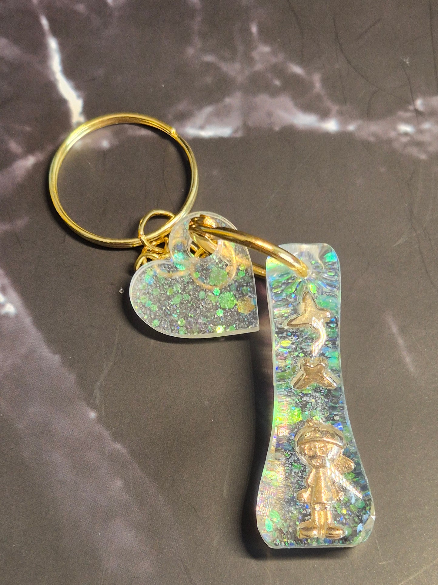 Llavero letra I de resina epoxi transparente con glitter y colgante de corazón