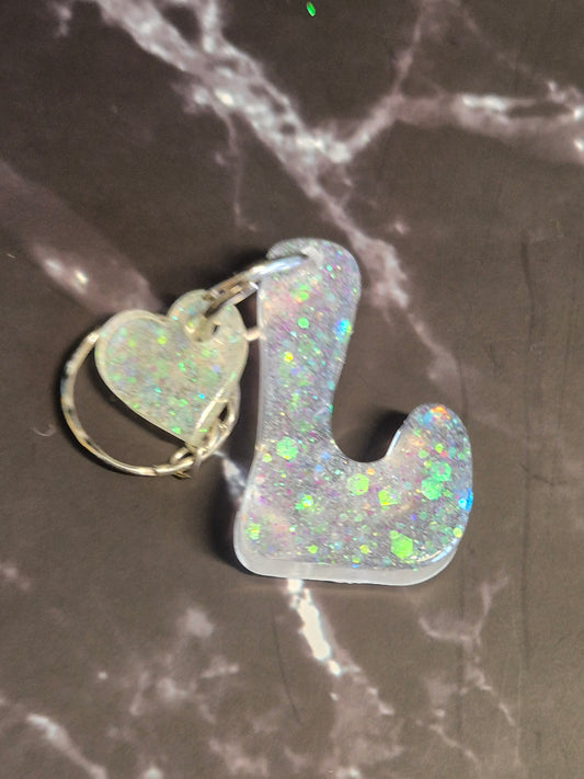 Llavero letra L de resina epoxi plateada con glitter y colgante de corazón