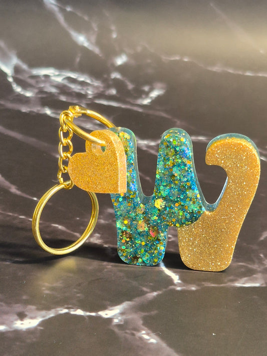 Llavero letra W de resina epoxi con glitter turquesa, dorado y colgante de corazón