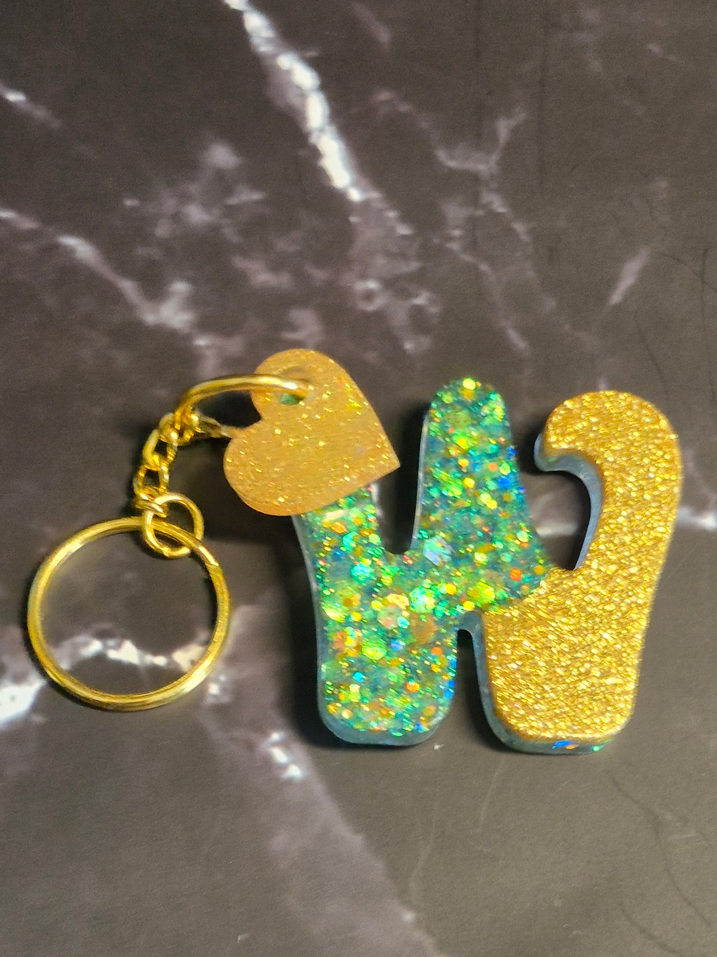 Llavero letra W de resina epoxi con glitter turquesa, dorado y colgante de corazón