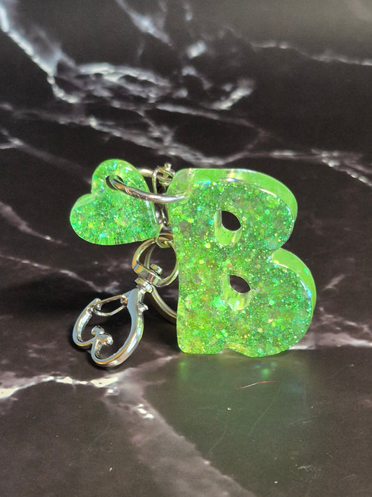 Llavero letra B de resina epoxi verde con glitter y colgante de corazón