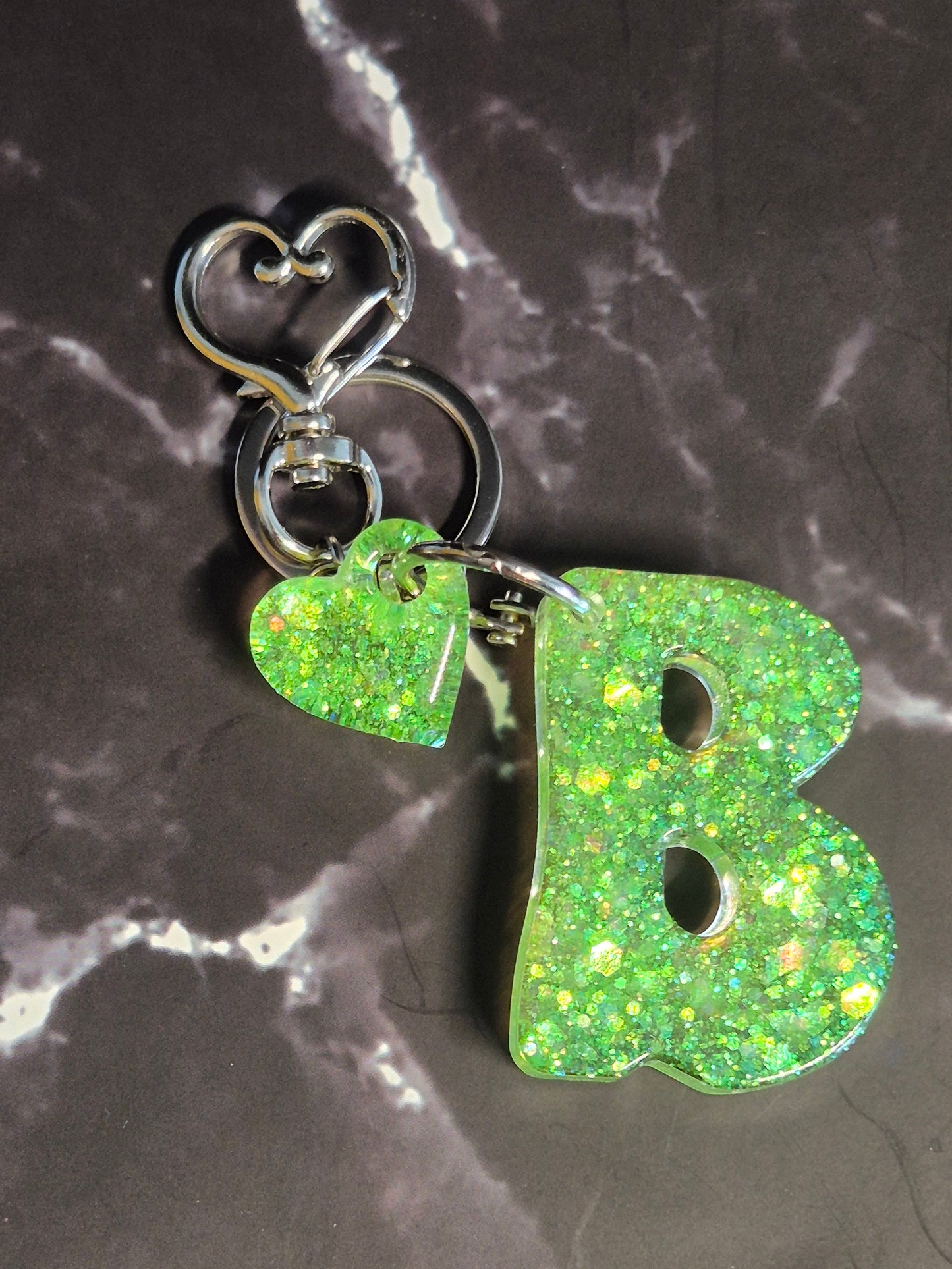Llavero letra B de resina epoxi verde con glitter y colgante de corazón