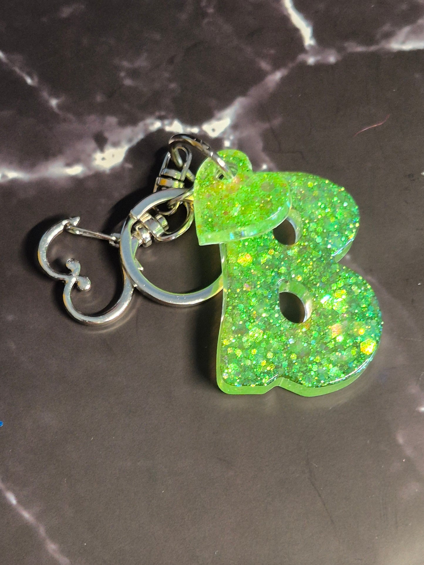 Llavero letra B de resina epoxi verde con glitter y colgante de corazón
