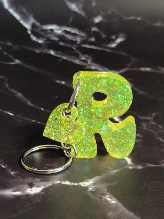 Llavero letra R de resina epoxi verde lima con glitter y colgante de corazón