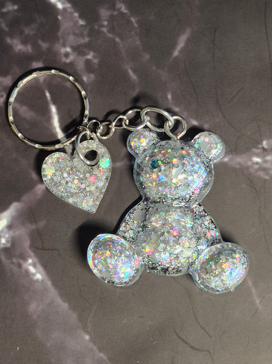 Llavero oso de resina epoxi plateado con glitter holográfico y colgante de corazón