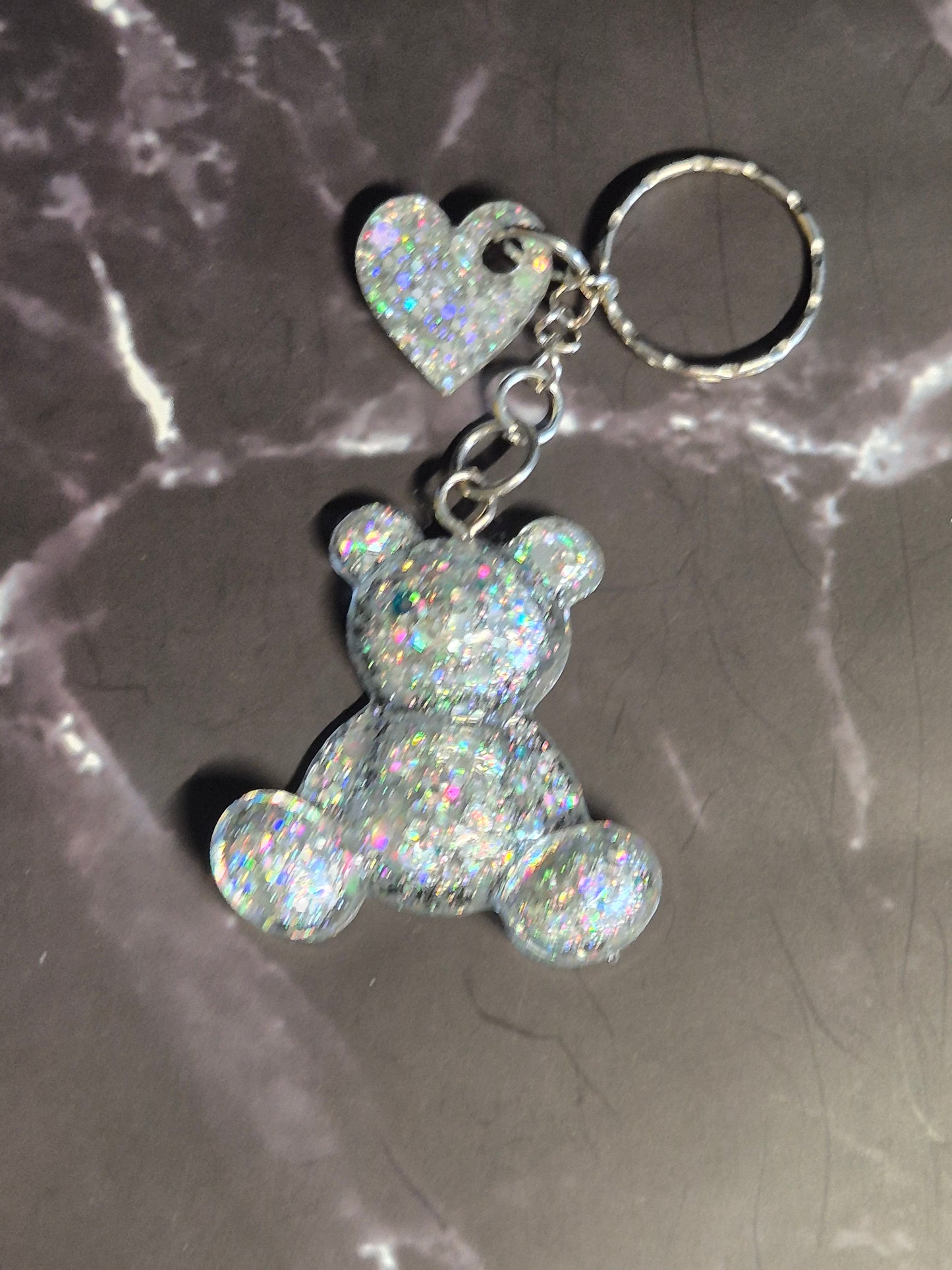 Llavero oso de resina epoxi plateado con glitter holográfico y colgante de corazón