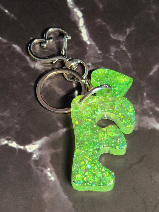 Llavero letra F de resina epoxi verde lima con glitter y mosquetón de corazón