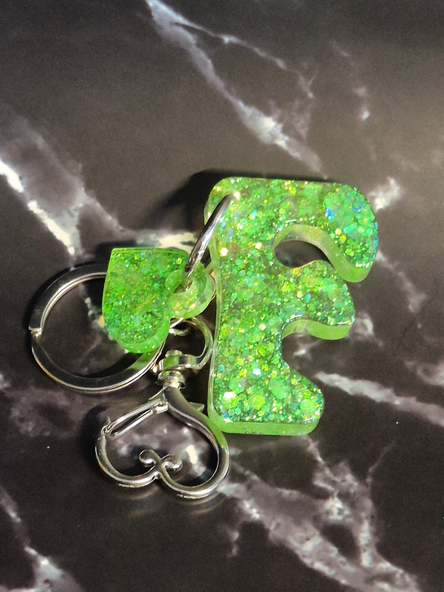 Llavero letra F de resina epoxi verde lima con glitter y mosquetón de corazón