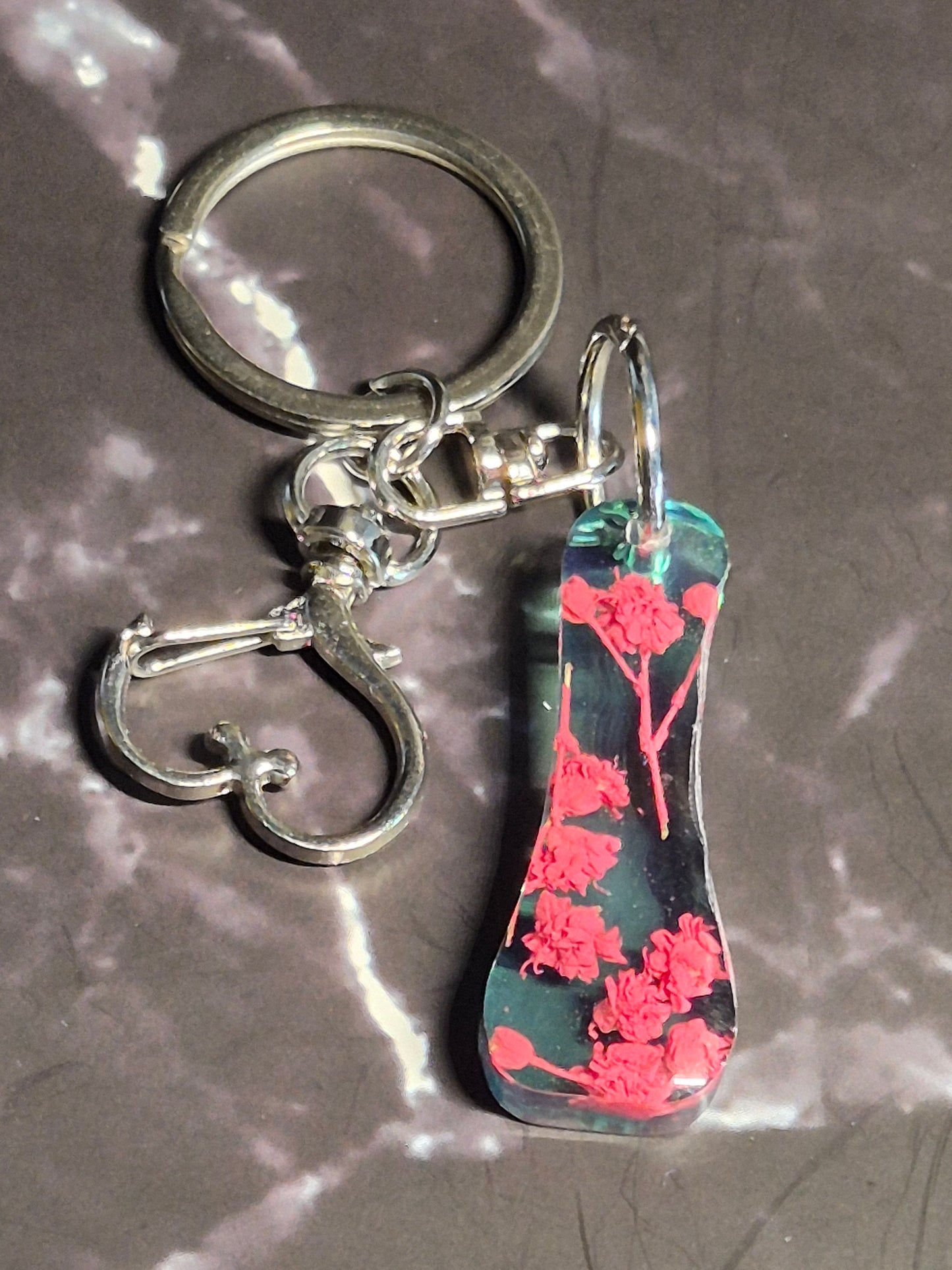 Llavero letra I de resina epoxi transparente con flores rojas y herrajes plateados