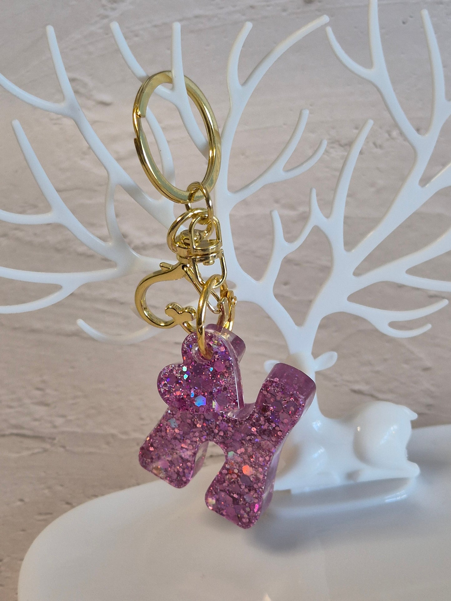 Llavero letra H de resina epoxi rosa con glitter y colgante de corazón