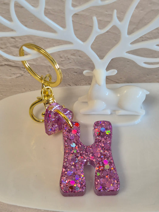 Llavero letra H de resina epoxi rosa con glitter y colgante de corazón