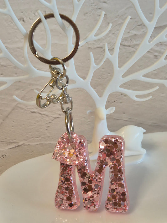 Llavero letra M de resina epoxi rosa con glitter y colgante de corazón