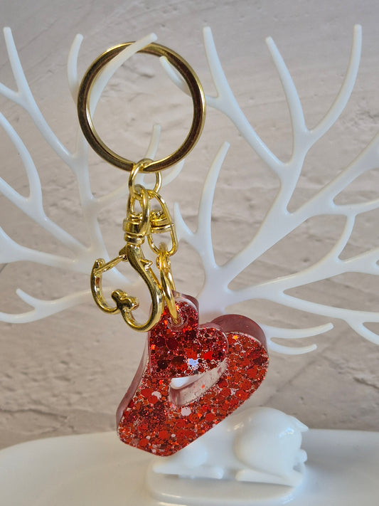 Llavero letra V de resina epoxi roja con glitter y colgante de corazón