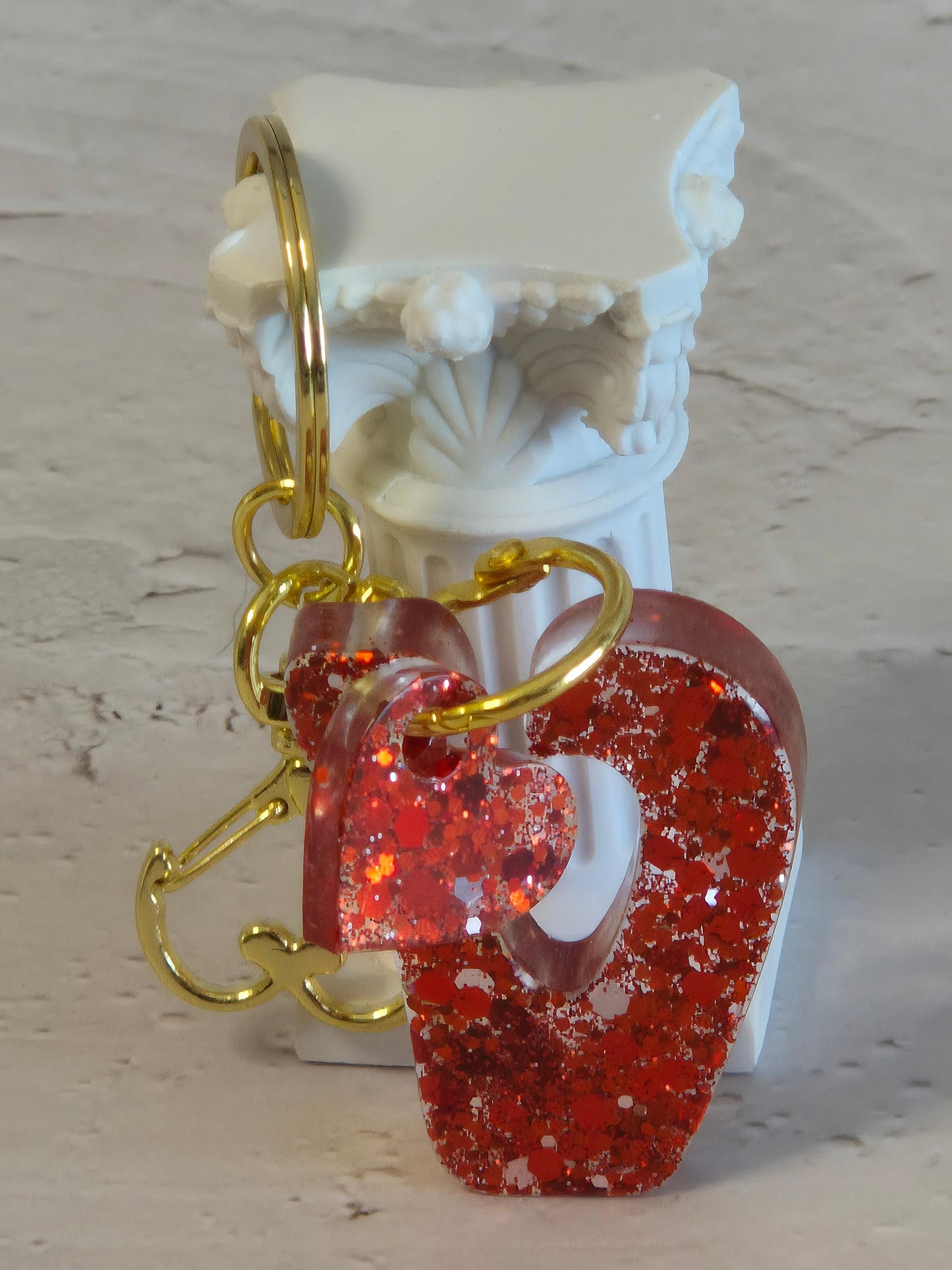 Llavero letra V de resina epoxi roja con glitter y colgante de corazón