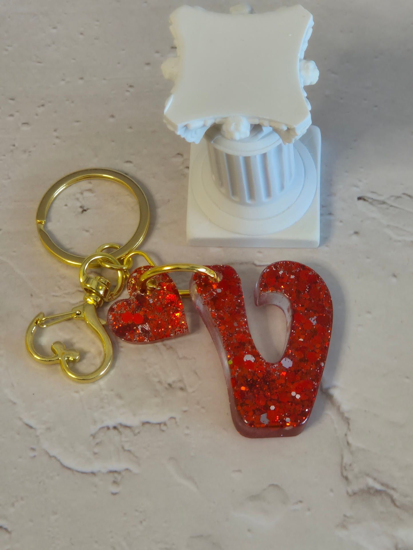 Llavero letra V de resina epoxi roja con glitter y colgante de corazón