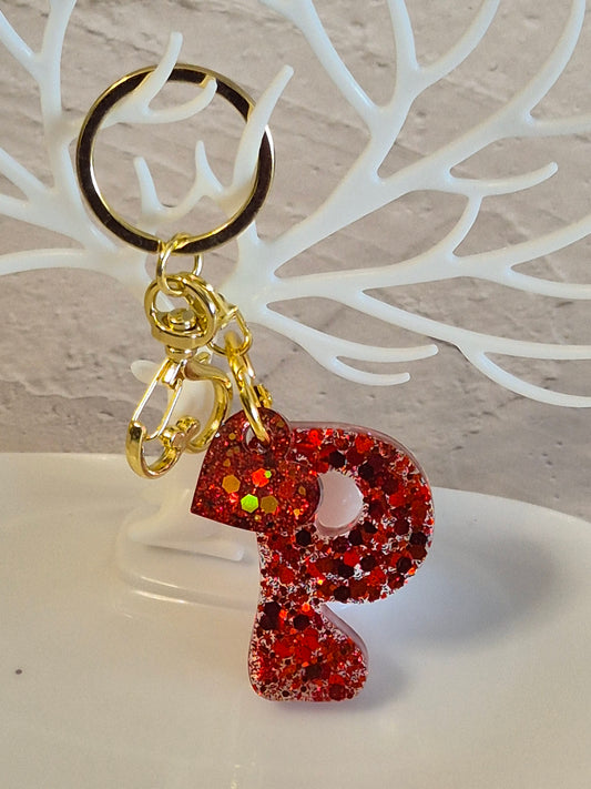Llavero letra P de resina epoxi roja con glitter y anilla dorada
