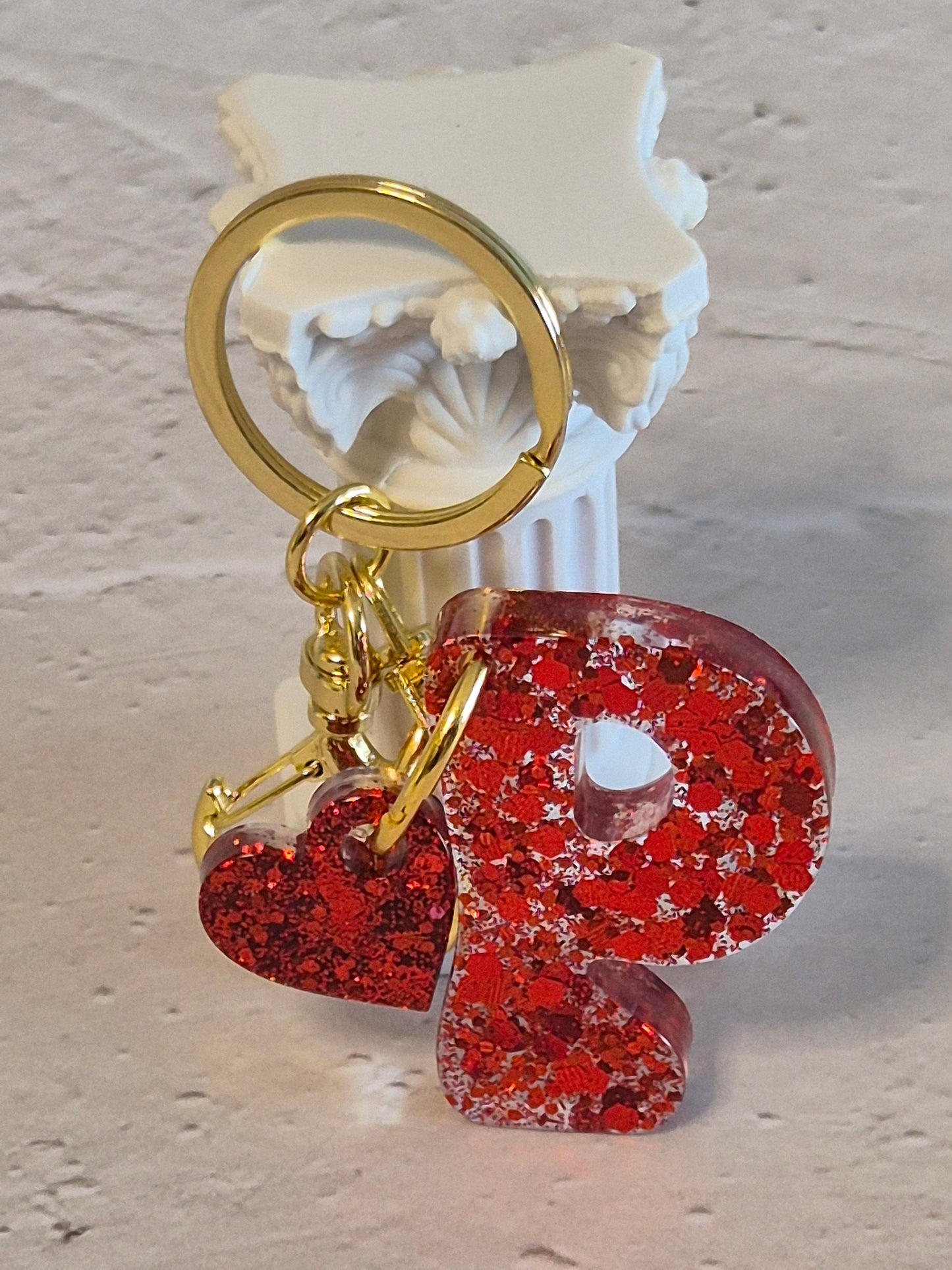 Llavero letra P de resina epoxi roja con glitter y anilla dorada