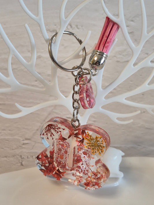 Llavero letra U de resina epoxi transparente con flores secas, glitter y borla rosa