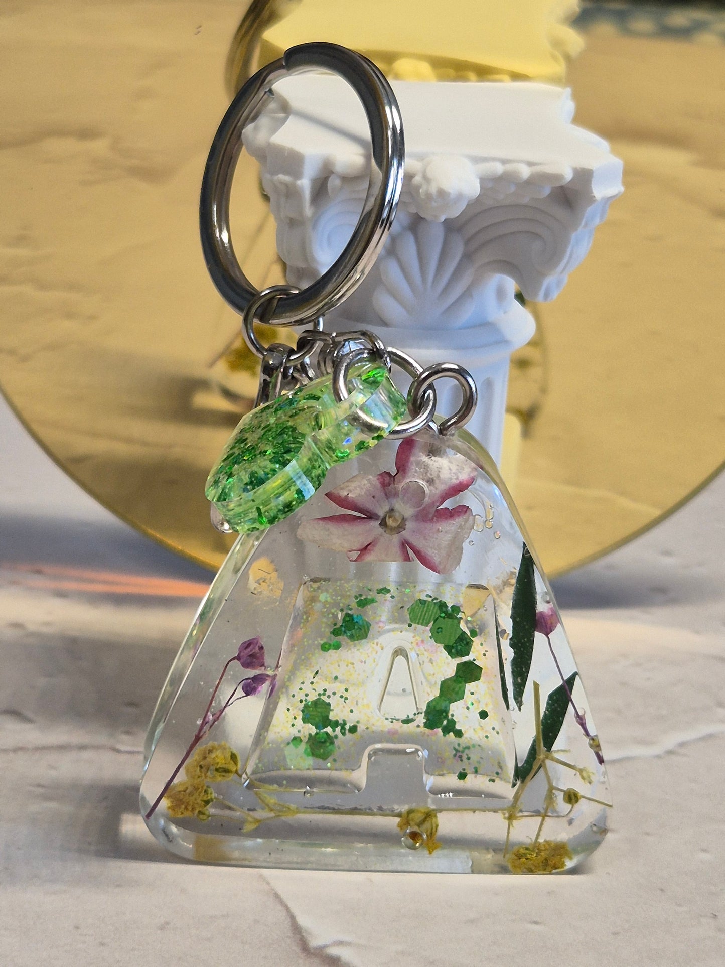 Llavero letra A de resina epoxi transparente con flores secas, glitter verde y corazón