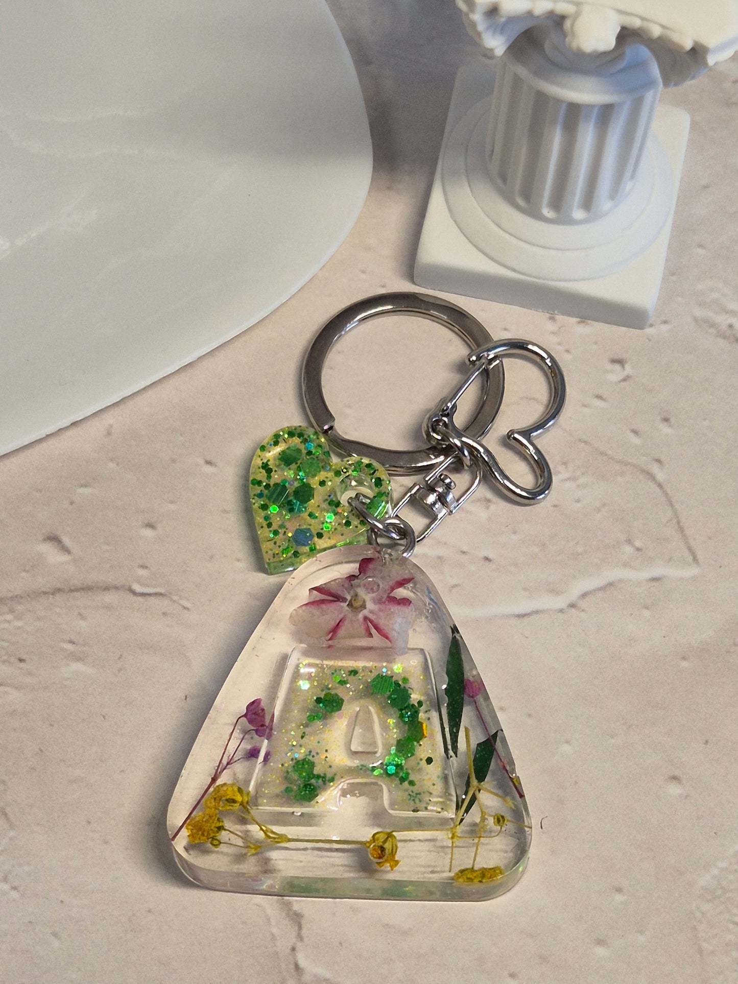 Llavero letra A de resina epoxi transparente con flores secas, glitter verde y corazón